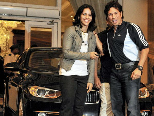 सचिन ने साइना को भेंट की बीएमडब्लू कार सचिन ने साइना को भेंट की बीएमडब्लू कार