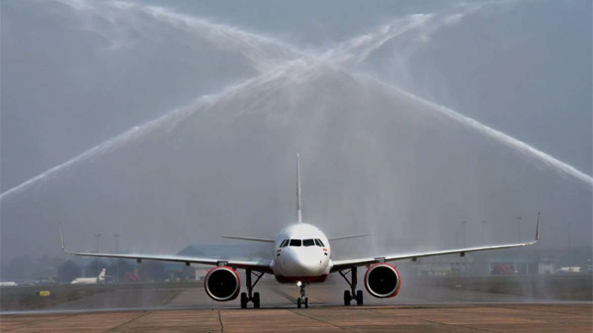 Airplane Sprayed With Water आखिर क्यों कुछ एयरोप्लेन्स पर चलाई जाती है