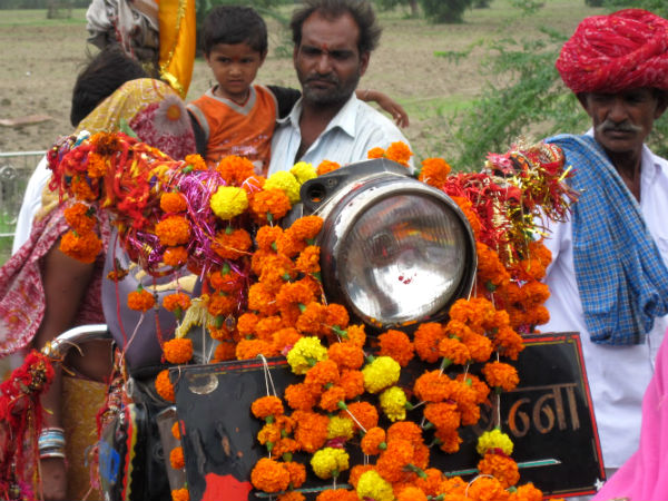 आखिर लोग इस बुलेट की क्यों करतें हैं पूजा