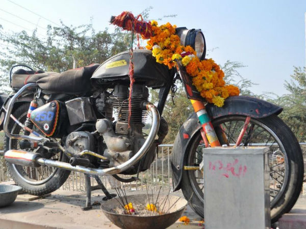 आखिर लोग इस बुलेट की क्यों करतें हैं पूजा