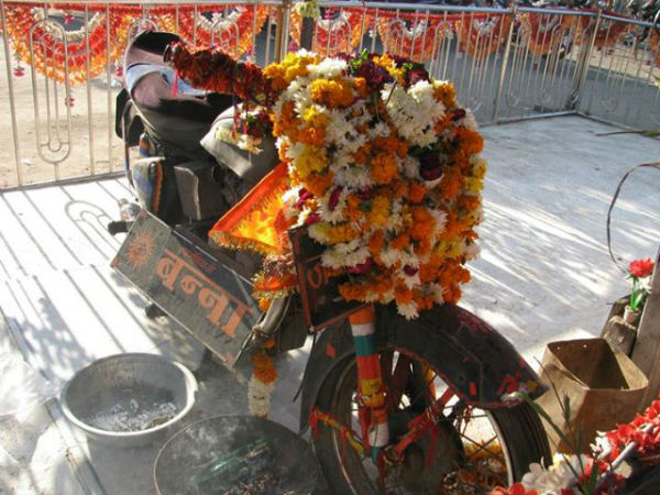 आखिर लोग इस बुलेट की क्यों करतें हैं पूजा