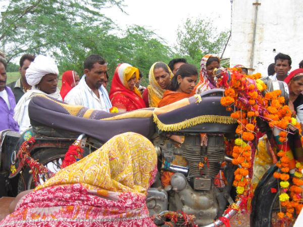 आखिर लोग इस बुलेट की क्यों करतें हैं पूजा