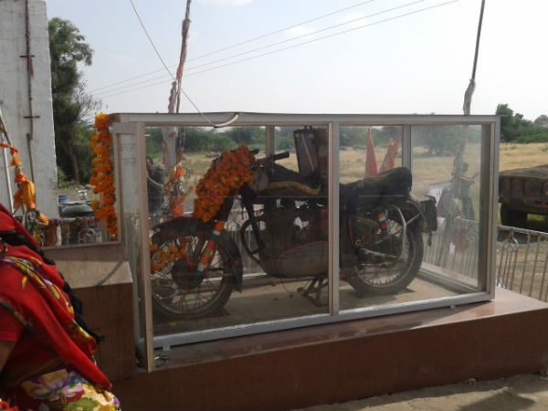 आखिर लोग इस बुलेट की क्यों करतें हैं पूजा