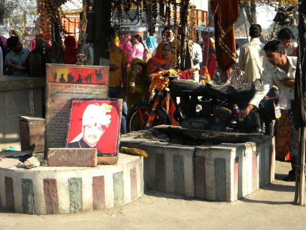 आखिर लोग इस बुलेट की क्यों करतें हैं पूजा