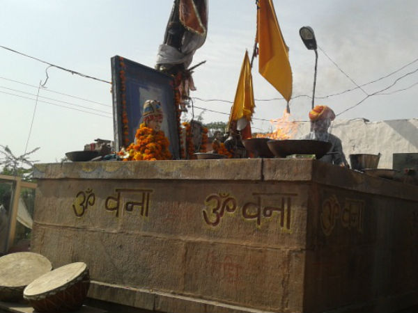 आखिर लोग इस बुलेट की क्यों करतें हैं पूजा