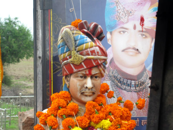 आखिर लोग इस बुलेट की क्यों करतें हैं पूजा