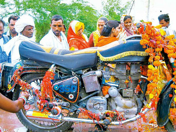आखिर लोग इस बुलेट की क्यों करतें हैं पूजा