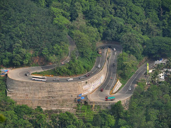 पहाड़ों पर गाड़ी चलाते समय इन बातों का रखें खयाल