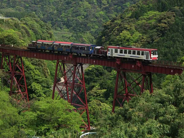 10. मिनामिआसो रेलवे ट्रैक