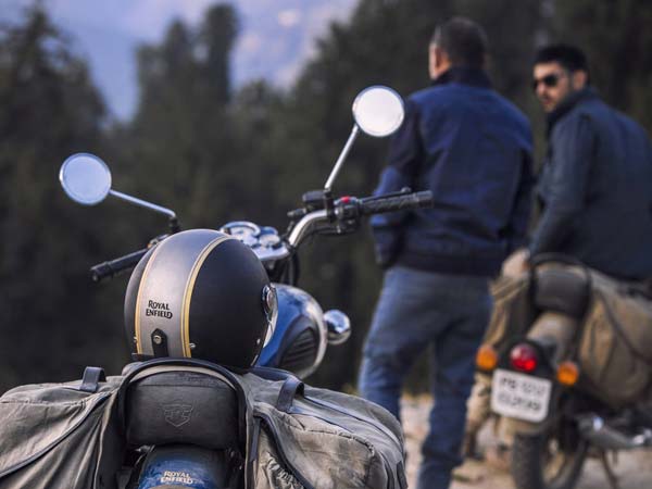 पाकिस्तान में बन रहा है Royal Enfield का लेदर जैकेट, Twitter वाले खुश नहीं