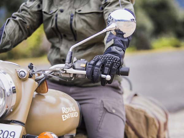 पाकिस्तान में बन रहा है Royal Enfield का लेदर जैकेट, Twitter वाले खुश नहीं