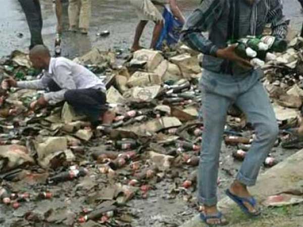 VIDEO: यहां देखिए क्या हुआ जब BEER से से भरी ट्रक हो गई क्रश