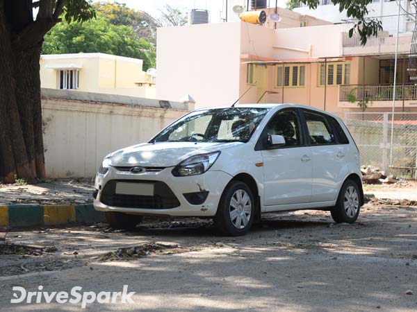 Photograph of the wrong parking Photograph of the wrong parking