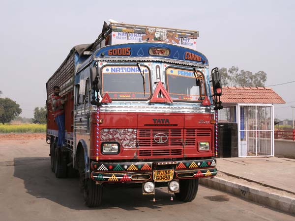 बैन खत्म होने के बाद 60,000 ट्रकों ने दिल्ली में ली इन्ट्री बैन खत्म होने के बाद 60,000 ट्रकों ने दिल्ली में ली इन्ट्री