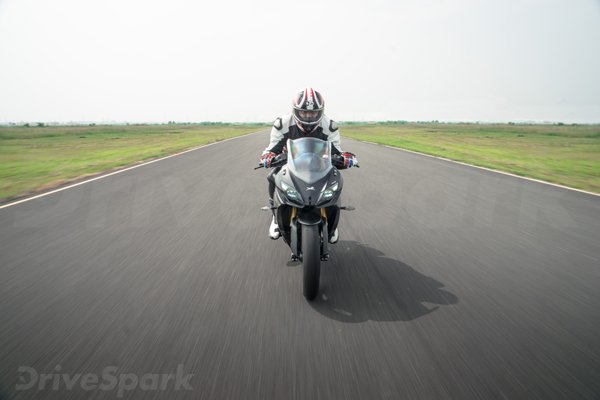 रिव्यूः टीवीएस अपाचे आरआर 310 यानि 300 सीसी सेगमेंट की एक प्योर रेसक्राफ्ट बाइक