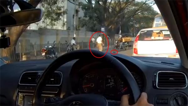 बिना हेलमेट बाइक चलाया तो समझो चप्पल से मार खाया - देखें वीडियो