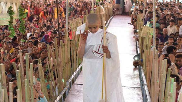 12 साल की के भिक्षु ने दीक्षा लेने से पहले की फरारी की सवारी