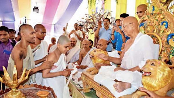 12 साल की के भिक्षु ने दीक्षा लेने से पहले की फरारी की सवारी