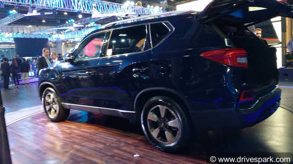 लॉन्च से पहले महिंद्रा XUV700 स्पॉट - जानिए कैसी होगी यह लग्जरी एसयूवी
