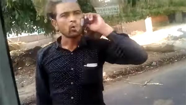 बोनट पर लटके युवक को लेकर 4 किलोमीटर तक कार दौड़ाता रहा यह सरकारी अधिकारी
