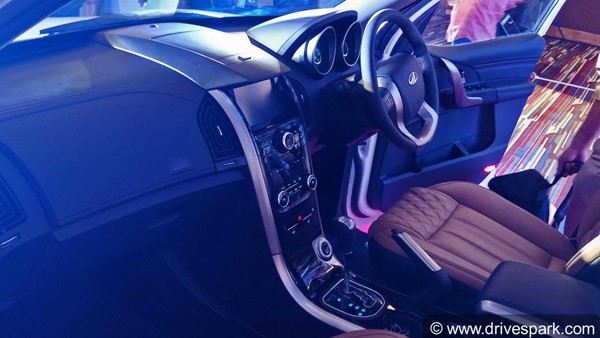 महिंद्रा की पॉपुलर एसयूवी XUV500 का फेसलिफ्ट वर्जन लॉन्च - कीमत 12.32 लाख से शुरू