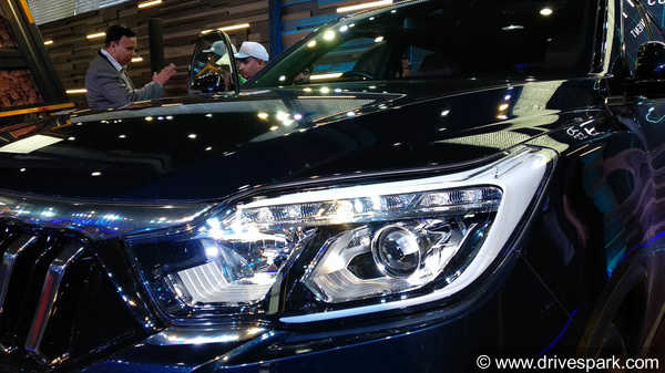 लॉन्च से पहले महिंद्रा XUV700 स्पॉट - जानिए कैसी होगी यह लग्जरी एसयूवी