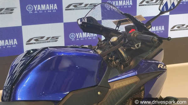 भारत की सबसे पॉपुलर स्पोर्ट्स बाइक Yamaha R15 V3.0 के बारे में ये बातें आपको जरूर जाननी चाहिए