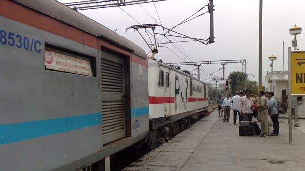 भारतीय रेलवे के इतिहास में पहली बार किसी यात्री ट्रेन में दोनों ओर लगेगा इंजन