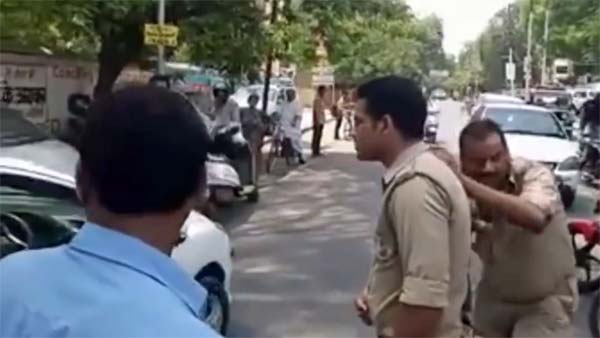 पुलिस वाले ने पहले मारी कार पर लात फिर जमकर दी गालियां - देखें विडियो