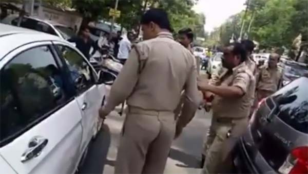 पुलिस वाले ने पहले मारी कार पर लात फिर जमकर दी गालियां - देखें विडियो