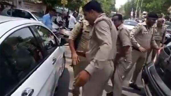 पुलिस वाले ने पहले मारी कार पर लात फिर जमकर दी गालियां - देखें विडियो
