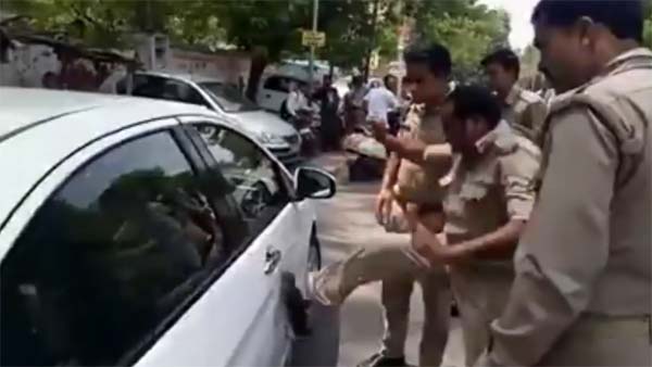 पुलिस वाले ने पहले मारी कार पर लात फिर जमकर दी गालियां - देखें विडियो