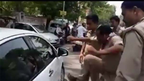 पुलिस वाले ने पहले मारी कार पर लात फिर जमकर दी गालियां - देखें विडियो