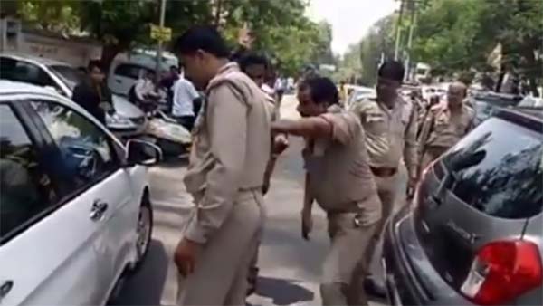 पुलिस वाले ने पहले मारी कार पर लात फिर जमकर दी गालियां - देखें विडियो