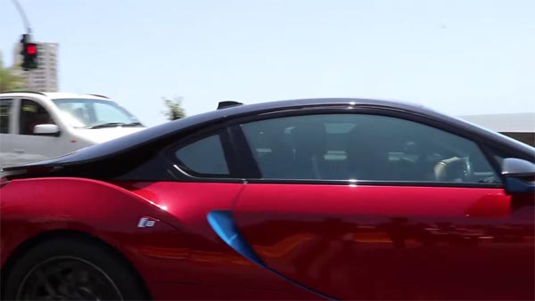 मुंबई की सड़कों पर BMW i8 दौड़ाते नजर आए सचिन तेंदुलकर - देखें विडियो