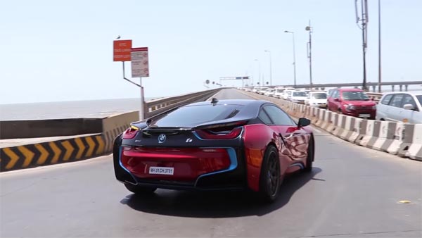 मुंबई की सड़कों पर BMW i8 दौड़ाते नजर आए सचिन तेंदुलकर - देखें विडियो