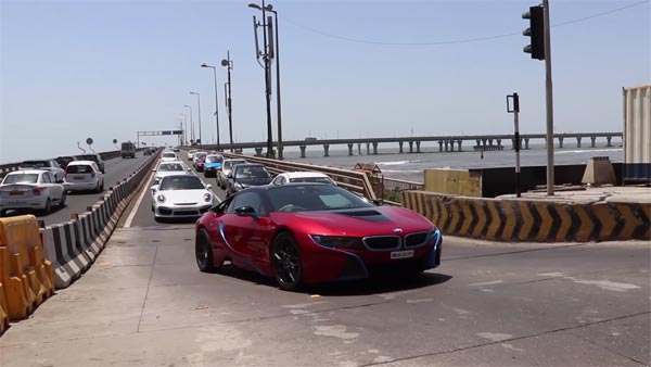 मुंबई की सड़कों पर BMW i8 दौड़ाते नजर आए सचिन तेंदुलकर - देखें विडियो