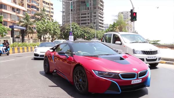 मुंबई की सड़कों पर BMW i8 दौड़ाते नजर आए सचिन तेंदुलकर - देखें विडियो