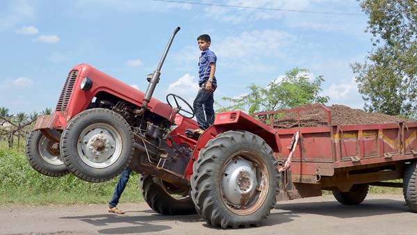 10 साल के इस लड़के ने किया ऐसा ट्रैक्टर स्टंट कि उसे देख आप दंग रह जाएंगे - देखें विडियो