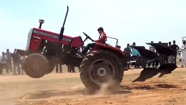 10 साल के इस लड़के ने किया ऐसा ट्रैक्टर स्टंट कि उसे देख आप दंग रह जाएंगे - देखें विडियो