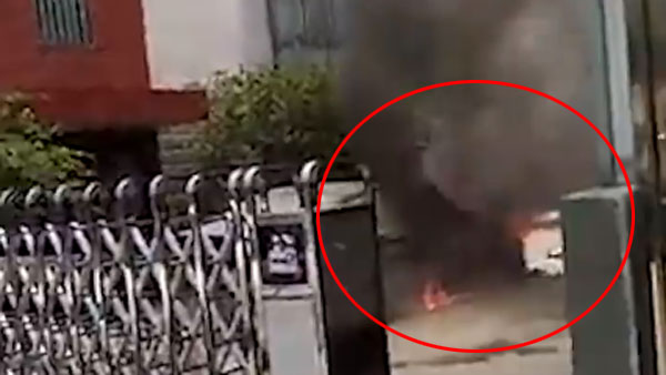ब्रांड न्यू BMW की पूजा करते समय लगी आग, हुई धुआं-धुआं - देखें विडियो