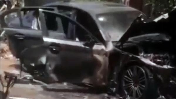 ब्रांड न्यू BMW की पूजा करते समय लगी आग, हुई धुआं-धुआं - देखें विडियो