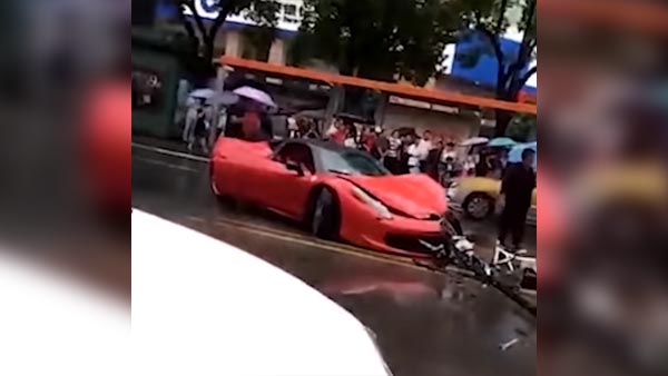 लगभग £500,000 के कीमत वाली Ferrari 458 का शोरूम से निकलते ही हुआ एक्सीडेंट