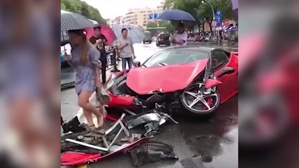 लगभग £500,000 के कीमत वाली Ferrari 458 का शोरूम से निकलते ही हुआ एक्सीडेंट