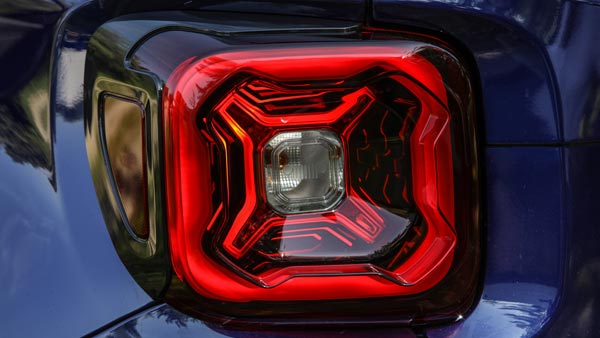 Jeep Renegade से उठा पर्दा, जल्द होगी लॉन्च Jeep Renegade से उठा पर्दा, जल्द होगी लॉन्च