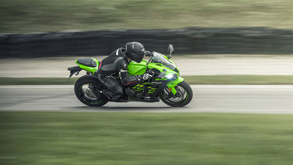 2018 Kawasaki Ninja ZX10R लॉन्च: कीमतें 6 लाख तक हुई कम - जानें क्यों