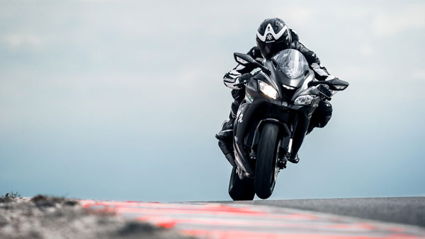 2018 Kawasaki Ninja ZX10R लॉन्च: कीमतें 6 लाख तक हुई कम - जानें क्यों