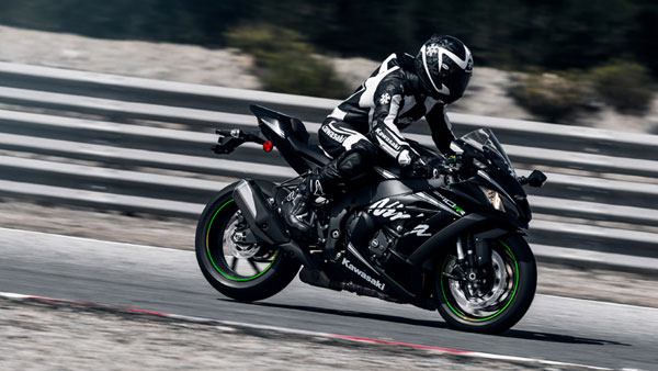 2018 Kawasaki Ninja ZX10R लॉन्च: कीमतें 6 लाख तक हुई कम - जानें क्यों