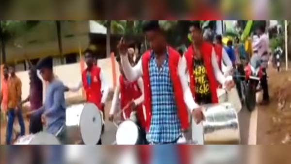 JCB bulldozer में निकली इस नवविवाहित जोड़े की बारात, सब रह गए हैरान - देखें विडियो
