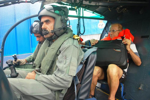 केरल बाढ़: नौसेना ने हेलिकॉप्टर को छत पर उतारकर बचाई लोगों की जान